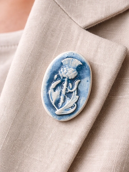 Брошь ручной работы Elizabeth Madar Чертополох, овальная, синяя, керамика, фото 3.