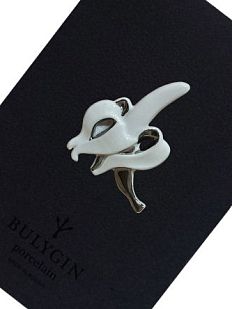 Брошь ручной работы Bulygin «Банан», бело-серебристая, фарфор