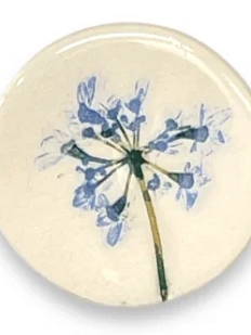 Брошь ручной работы Elizabeth Madar Оттиск трав, светло-синяя, керамика