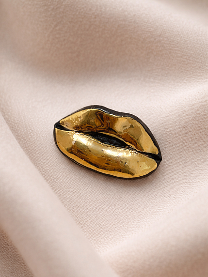 Брошь ручной работы Bulygin «Губы», фарфор, чёрно-золотистая, фото 2.