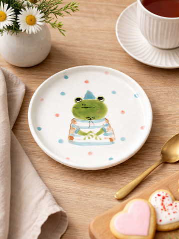 Тарелка ручной работы Ким керамика с бортиком Лягушка в колпаке, белая, фарфор, 13 см, фото 4.