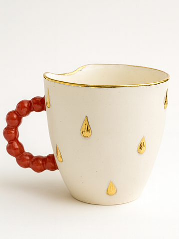 Кружка ручной работы «Погрызанная» из фарфора, белая с золотыми каплями и красной ручкой, объём 300 мл, фото 2.