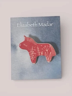 Брошь ручной работы Elizabeth Madar Лошадка и травы, розовая, керамика
