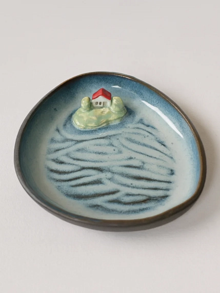 Тарелка с фигуркой внутри Голубое море, чёрная, керамика, 14 см, фото 1.