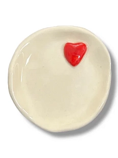 Блюдце ручной работы Катя Вебер с сердечком, белое, керамика, 7,5 см