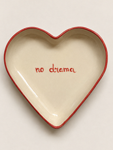Тарелка ручной работы Йеллоускуп в форме сердечка «No drama», керамика, 13 см