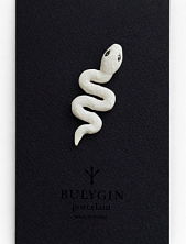 Брошь ручной работы Фарфор Булыгина «Змея», бело-серебристая