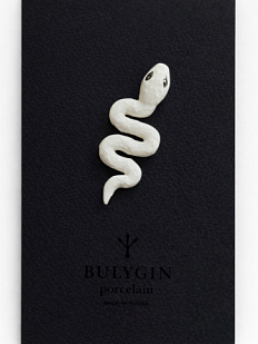 Брошь ручной работы Bulygin «Змея», бело-серебристая, фарфор