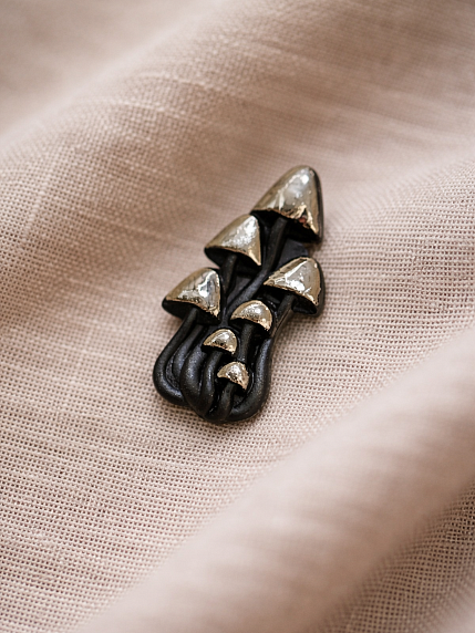 Брошь ручной работы Bulygin «Грибы», фарфор, чёрно-серебристая, фото 2.