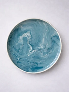 Блюдце ручной работы РУКИ В ГЛИНЕ «Синий мрамор», полуфарфор, 14 см