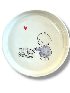 Тарелка ручной работы с бортиком Девочка с котёнком, керамика, 13-14 см