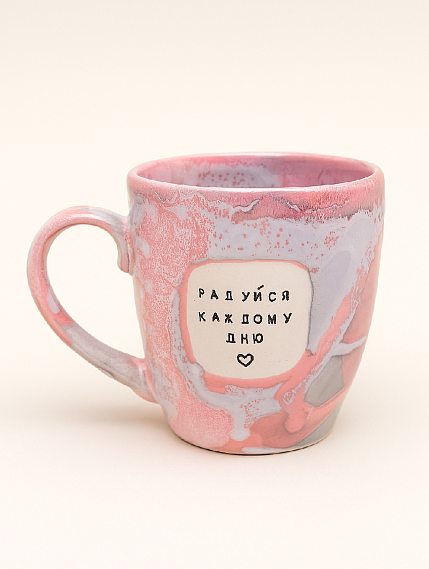 Кружка ручной работы NF ceramics «Радуйся каждому дню», розовая, керамика, 400 мл, фото 1.