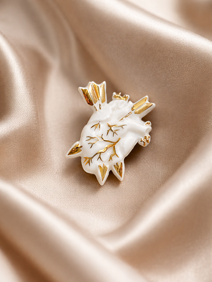 Брошь ручной работы Bulygin «Разбитое сердце», фарфор, бело-золотистая, фото 5.
