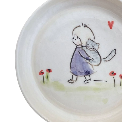 Тарелка ручной работы НАДО ЖЕ с бортиком Котёнок на девочке, керамика, 13-14 см, фото 2.