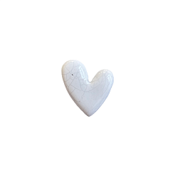 Брошь ручной работы маленькая «Пухлое сердце», белая, керамика
