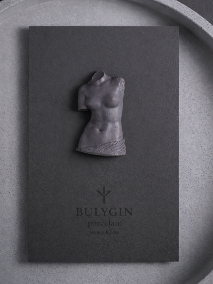 Брошь ручной работы Bulygin «Античный торс», чёрная, фарфор, фото 2.