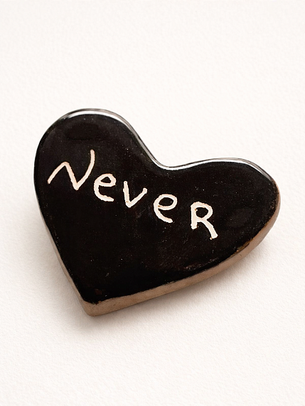 Брошь ручной работы сердечко Never, черный, керамика, фото 1.