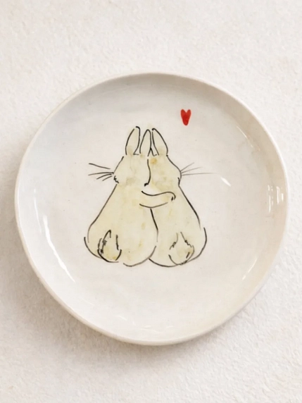 Тарелка ручной работы НАДО ЖЕ с росписью «Зайки», белая, керамика, 14 см, фото 1.