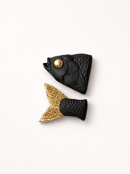 Брошь ручной работы Bulygin «Рыбий хвост» большая, фарфор, чёрно-золотистая, фото 3.