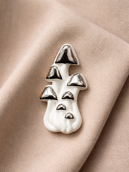 Брошь ручной работы Bulygin «Грибы», бело-серебристая, фарфор, фото 4.