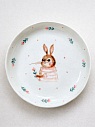 Тарелка ручной работы с бортиком Зайка с розовыми цветочками, белая, фарфор, 16 см, превью фото 1
