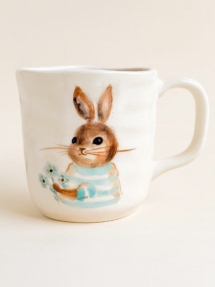 Кружка ручной работы с росписью Зайка с голубыми цветами, фарфор, 350 мл, фото 1.