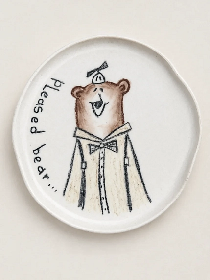 Тарелка ручной работы Правильная посуда «Pleased bear в комбинезоне», керамика, 17 см, фото 1.