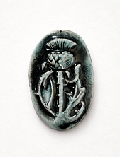 Брошь ручной работы Elizabeth Madar Чертополох, овальная, тёмно-зелёная, керамика