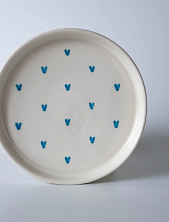 Блюдце ручной работы РУКИ В ГЛИНЕ «Голубые сердечки», полуфарфор, 14 см