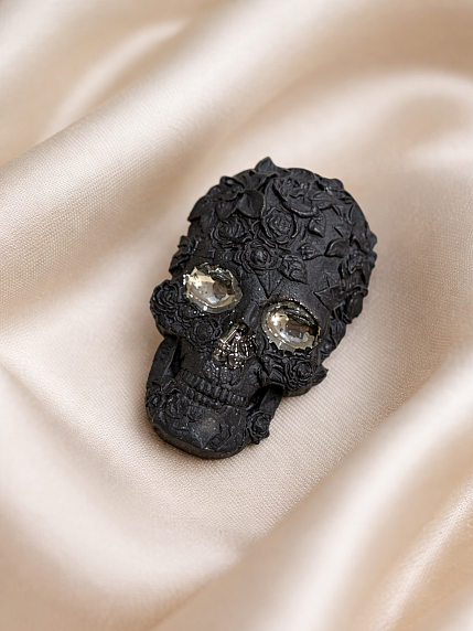 Брошь ручной работы Bulygin «Череп» малый, фарфор, чёрно-серебристая, фото 3.