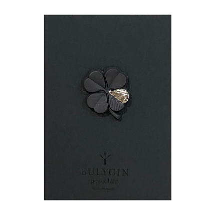 Брошь ручной работы Bulygin «Клевер», фарфор, чёрно-серебристая, фото 2.