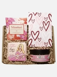 Подарочный набор с натуральной косметикой, шоколадом и авторской открыткой