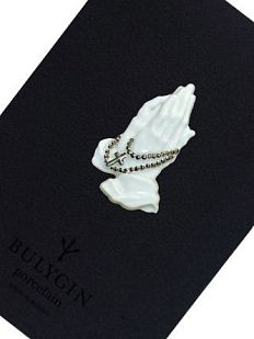 Брошь ручной работы Bulygin «Молитва», бело-серебристая, фарфор