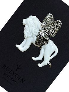 Брошь ручной работы Bulygin «Лев», бело-серебристая, фарфор