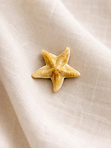 Брошь ручной работы Фарфор Булыгина «Морская звезда», бело-золотистая, фото 2.