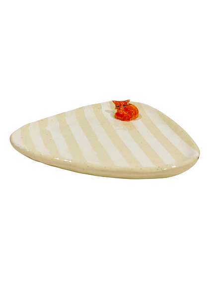 Тарелка ручной работы Спящая лисичка, в полоску, керамика, 18 см, фото 2.