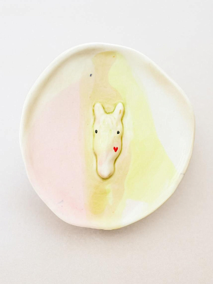 Тарелка ручной работы с фигуркой Лошадка, серо-зелёная, полуфарфор, 12 см, фото 1.