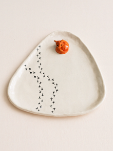 Тарелка ручной работы Спящая лисичка, керамика, 18 см