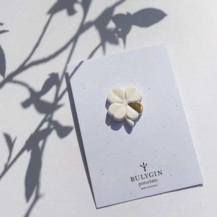 Брошь ручной работы Bulygin «Клевер», фарфор, бело-золотистая, фото 4.