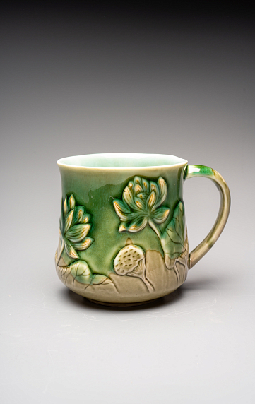 Кружка ручной работы «Лотос и карп», оливковая, фарфор, 430 мл, фото 1.