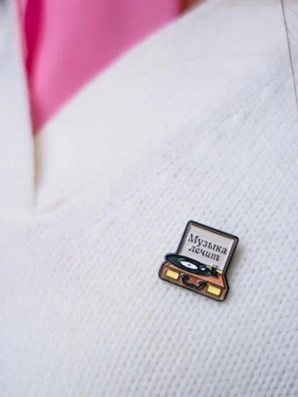 Металлический пин WAF WAF «Музыка лечит», фото 2.