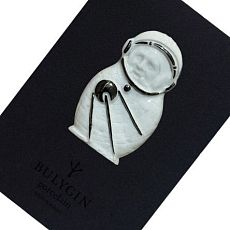 Брошь ручной работы Bulygin «Гагарин» большая, бело-серебристая, фарфор