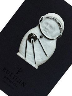 Брошь ручной работы Bulygin «Гагарин» большая, бело-серебристая, фарфор