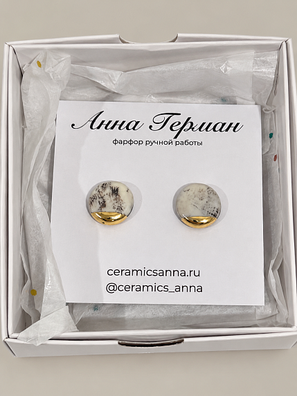 Серьги-гвоздики Анна Герман круглые, фарфор, серо-золотистые, фото 3.