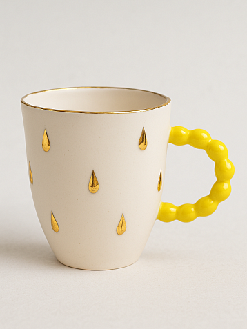 Кружка ручной работы из фарфора, белая с золотыми каплями и жёлтой ручкой, объём 300 мл, фото 1.