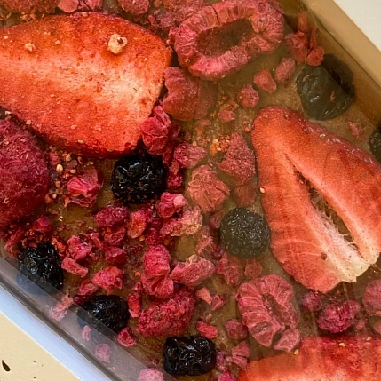 Шоколад молочный Чоколав с клубникой, малиной и черной смородиной, 90 г, фото 2.