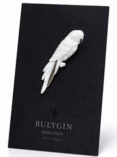 Брошь ручной работы Bulygin «Попугай», бело-серебристая, фарфор