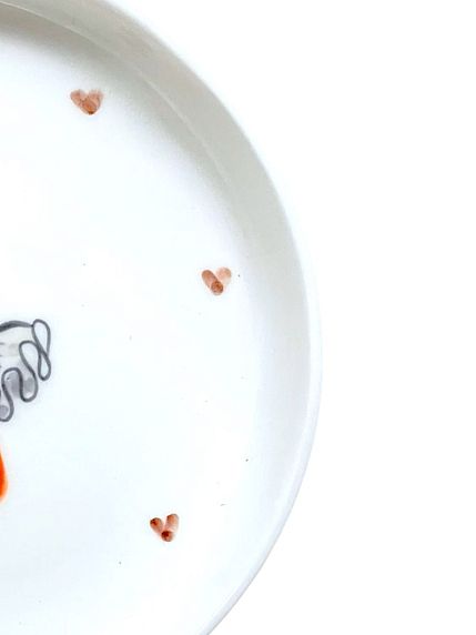 Тарелка ручной работы с бортиком Лисёнок в жабо с сердечками, белая, фарфор, 13 см, фото 3.
