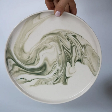 Блюдце ручной работы РУКИ В ГЛИНЕ «Зелёный мрамор», полуфарфор, 14 см, фото 1.
