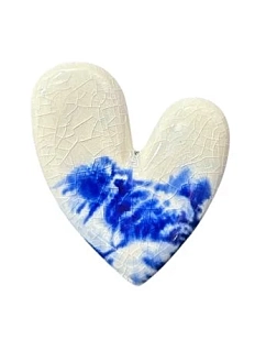 Брошь ручной работы КерамЕлКа «Горы в сердце», белая, керамика